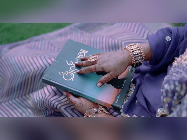 હાથમાં ગર્ભયાત્રા પુસ્તક, ગુજરાતી એડિશન